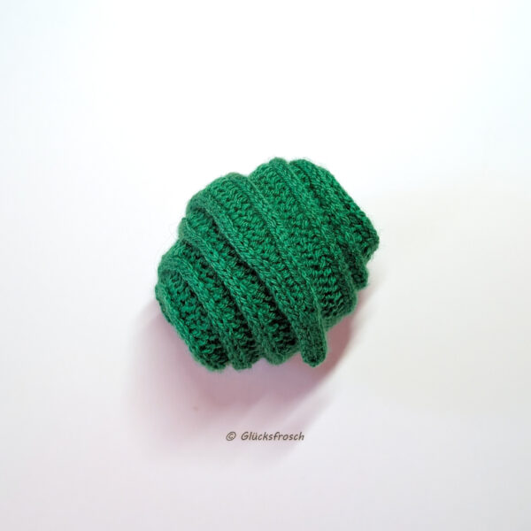 Grüner Schal, schlank und elegant, aus besonders weicher Wolle, handgestrickt