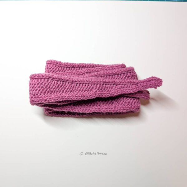 Rosa Schal, kurz, schlank, elegant, aus besonders weicher Wolle, handgestrickt