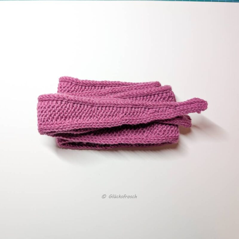 Rosa Schal, kurz, schlank, elegant, aus besonders weicher Wolle, handgestrickt