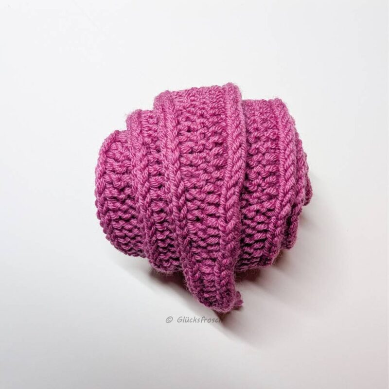 Rosa Schal, kurz, schlank, elegant, aus besonders weicher Wolle, handgestrickt