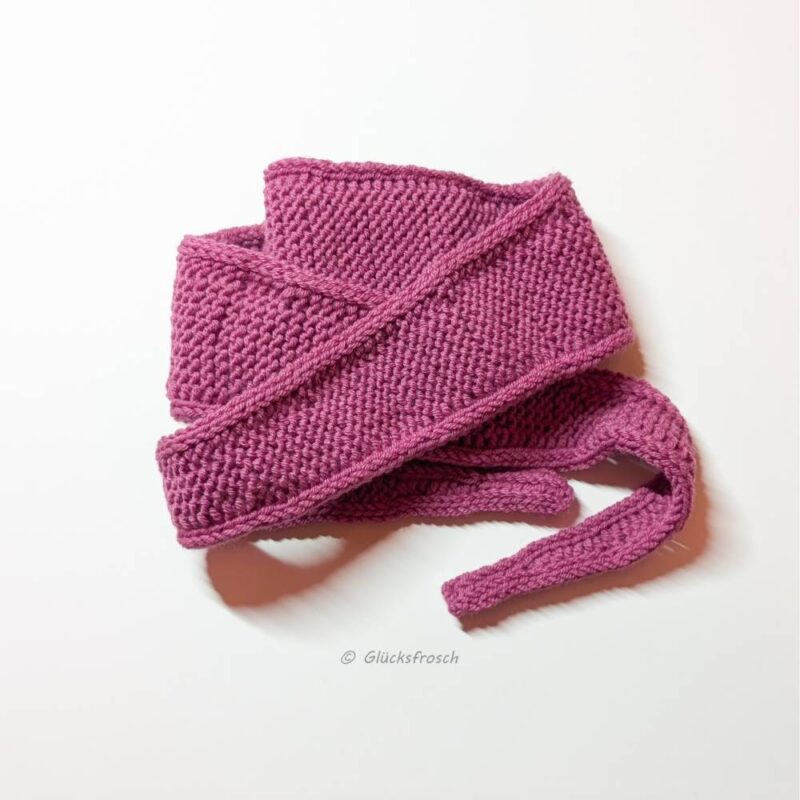 Rosa Schal, kurz, schlank, elegant, aus besonders weicher Wolle, handgestrickt